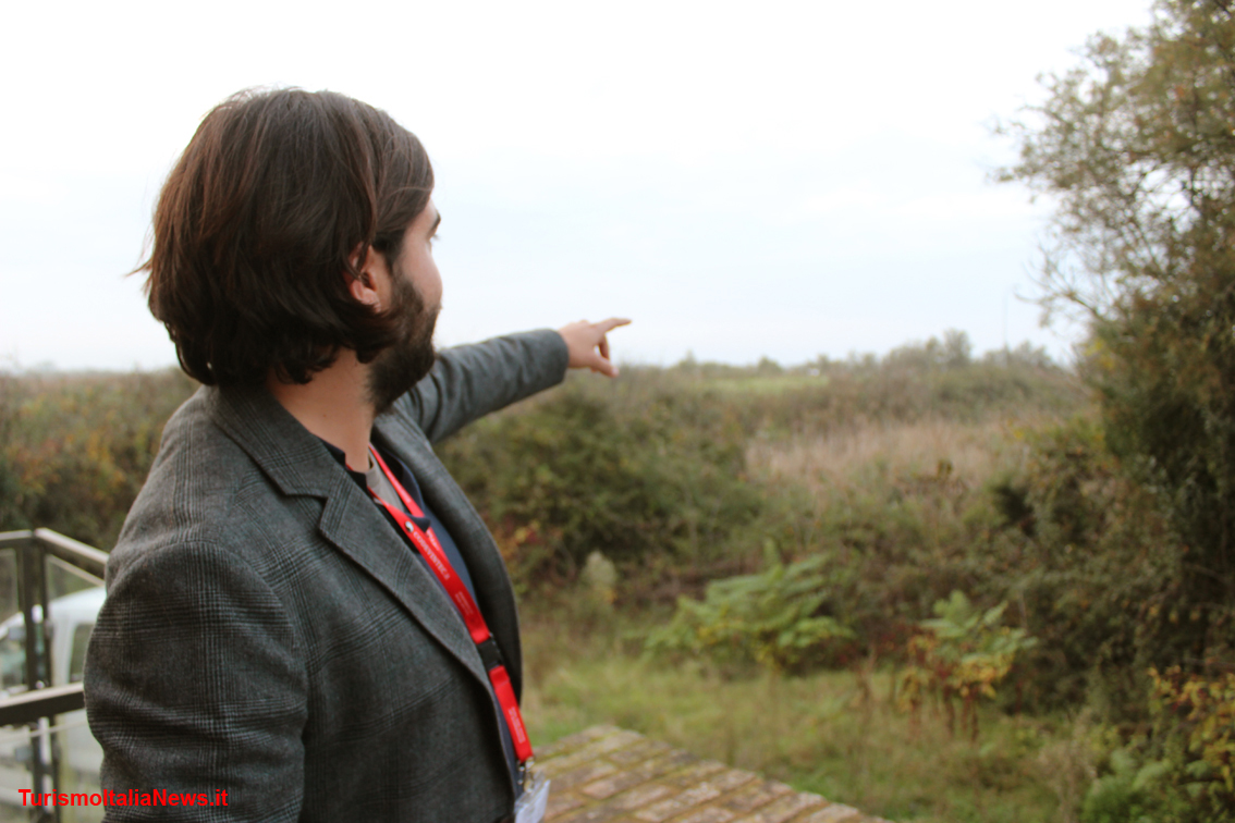 L'ecologo Claudio Dolcetti indica una delle piste ciclabili nella zona della Torre della Finanza, sul Canale di Volano