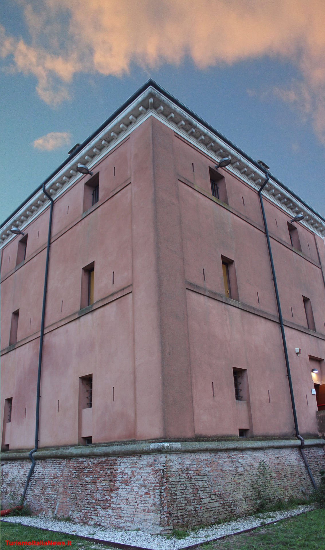 La Torre della Finanza lungo il Canale di Volano