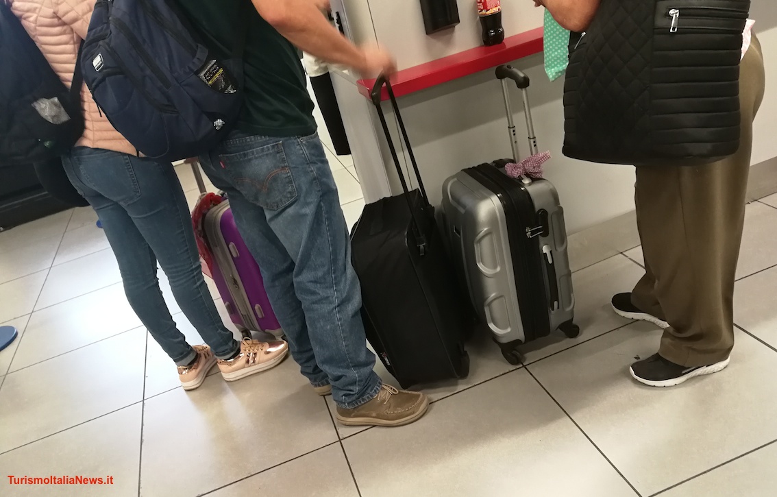 Anche Wizz Air introduce nuove regole per il bagaglio: “Una borsa a bordo  garantita per tutti” - Turismo Italia News