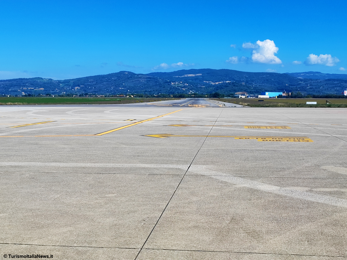 http://www.turismoitalianews.it/images/stories/aeroporto_perugia/AeroportoEsterno_01.jpg