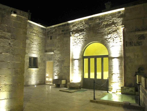 Si chiama “Corte dei granai” ed è una dimora storica nel centro di Maglie, in provincia di Lecce, trasformata in relais de charme conosciuta anche come “albergo di pietra”