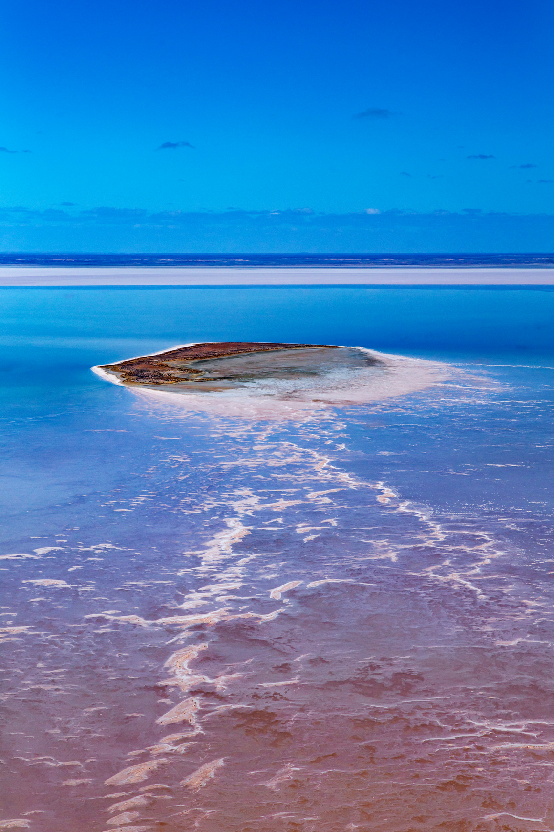 Le acque alluvionali nel Lago Eyre in Australia spettacolo da una volta nella vita nell'Outback