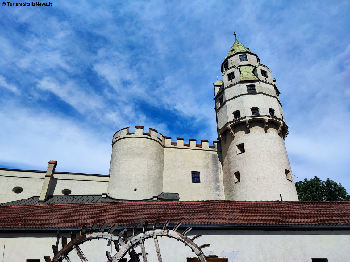 Tra talleri e dollari l’alone di magia di Hall in Tirol: storie di arciduchi e imperatori, ricchezza, sale e di una favolosa zecca con la torre