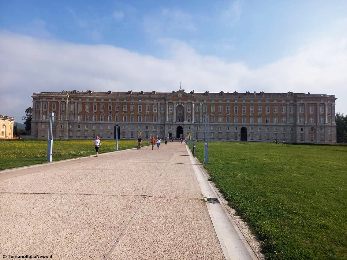 http://www.turismoitalianews.it/images/stories/campania/Caserta10.jpg