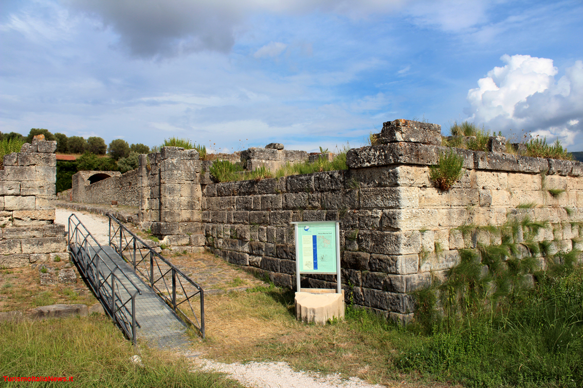 http://www.turismoitalianews.it/images/stories/campania/Velia04_PortaMarinaSud.JPG