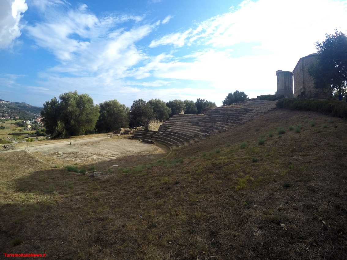 http://www.turismoitalianews.it/images/stories/campania/Velia06_Teatro01.JPG