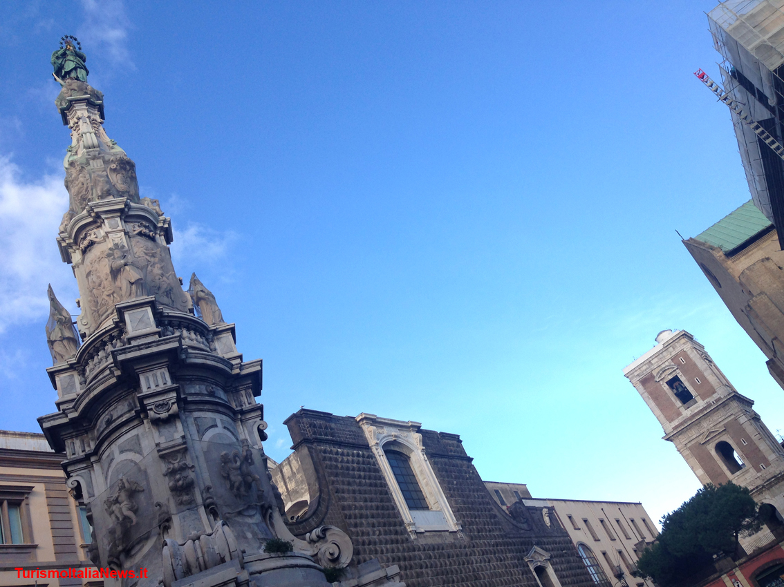 http://www.turismoitalianews.it/images/stories/campania_Napoli/PiazzaBuonGesu1.JPG