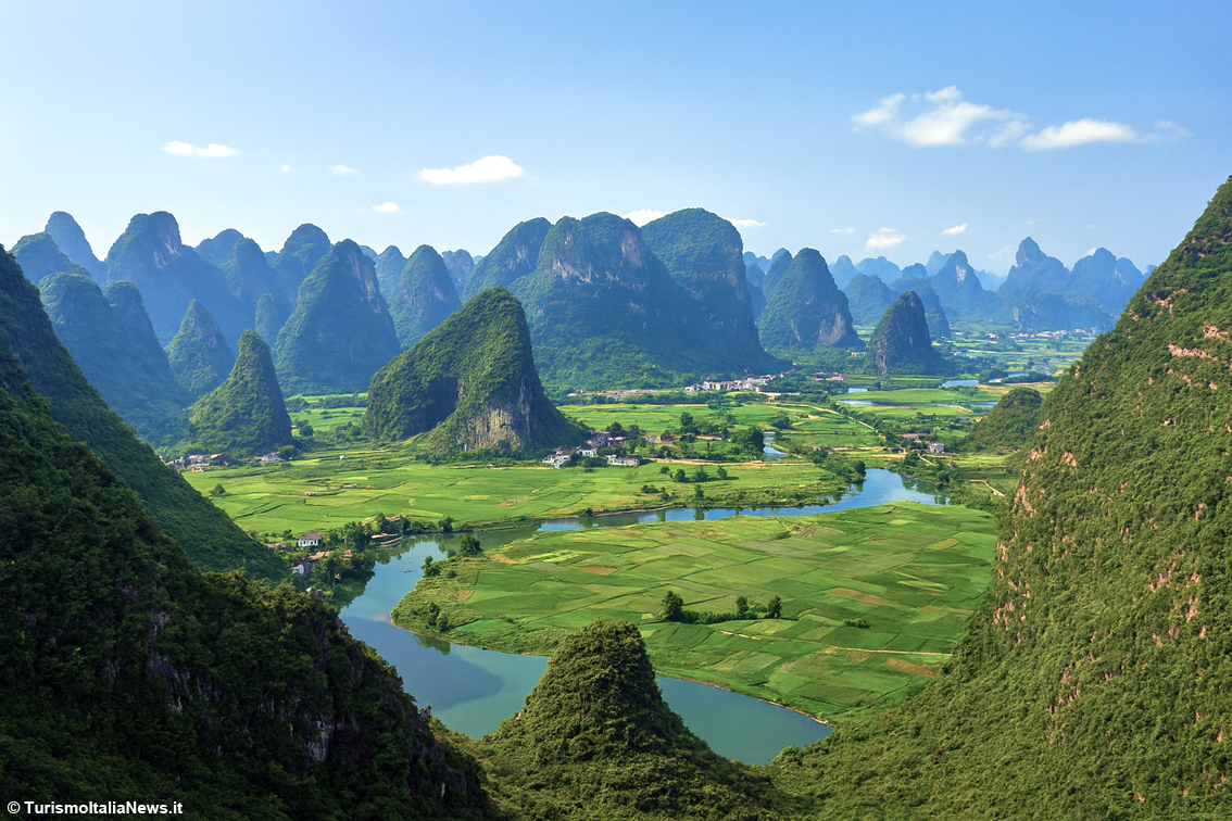 Guilin: picchi calcarei maestosi, erosi dagli agenti atmosferici che li hanno modellati in forme ripide e dentate, entrano fin dentro la città, dove scorre anche il tortuoso Li Jiang