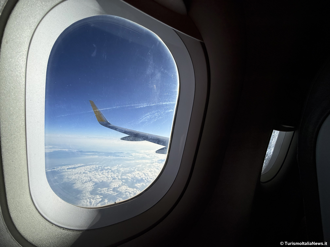 images/stories/compagnie/Aereo_Finestrino_01.jpg