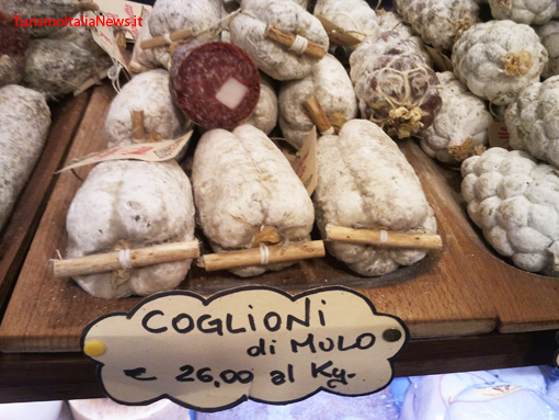 i "coglioni di mulo", un salume molto diffuso nella norcineria umbra
