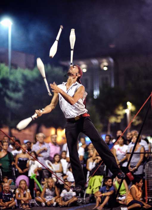 La Rocca delle Meraviglie: artisti di strada ed incanti dal mondo a Lonato del Garda: l'esibizione di Jury Longhi