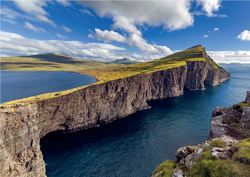 La cartolina maximum realizzata dalle Poste delle Isole Faroe in occasione dell'emissione dei due francobolli dedicati al lago Leitisvatn - Sørvágsvatn