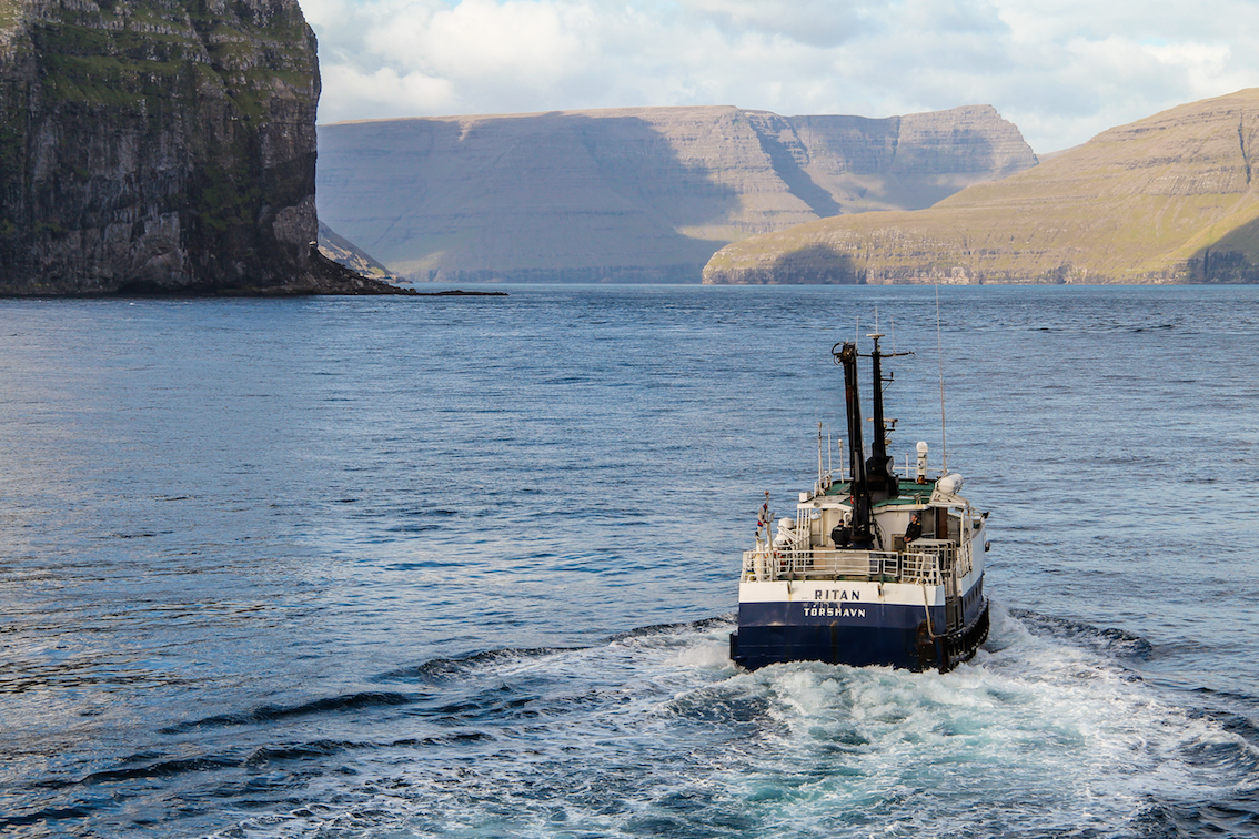 Leitisvatn - Sørvágsvatn, il lago con due nomi delle Faroe racconta (in un paesaggio meraviglioso) storie di troll e spiriti d’acqua (foto Visit Faroe Islands - Bardur Mikladal)