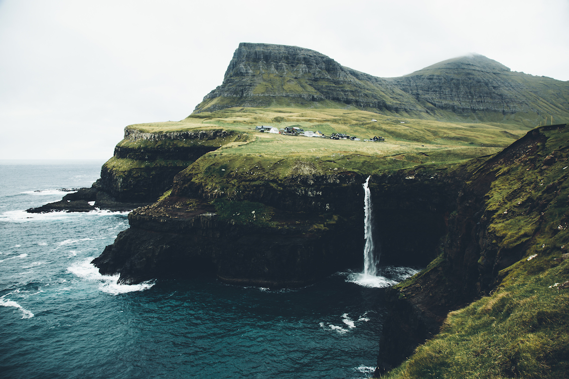Leitisvatn - Sørvágsvatn, il lago con due nomi delle Faroe racconta (in un paesaggio meraviglioso) storie di troll e spiriti d’acqua (foto Visit Faroe Islands -  Daniel Casson @dpc_photography Instagram)