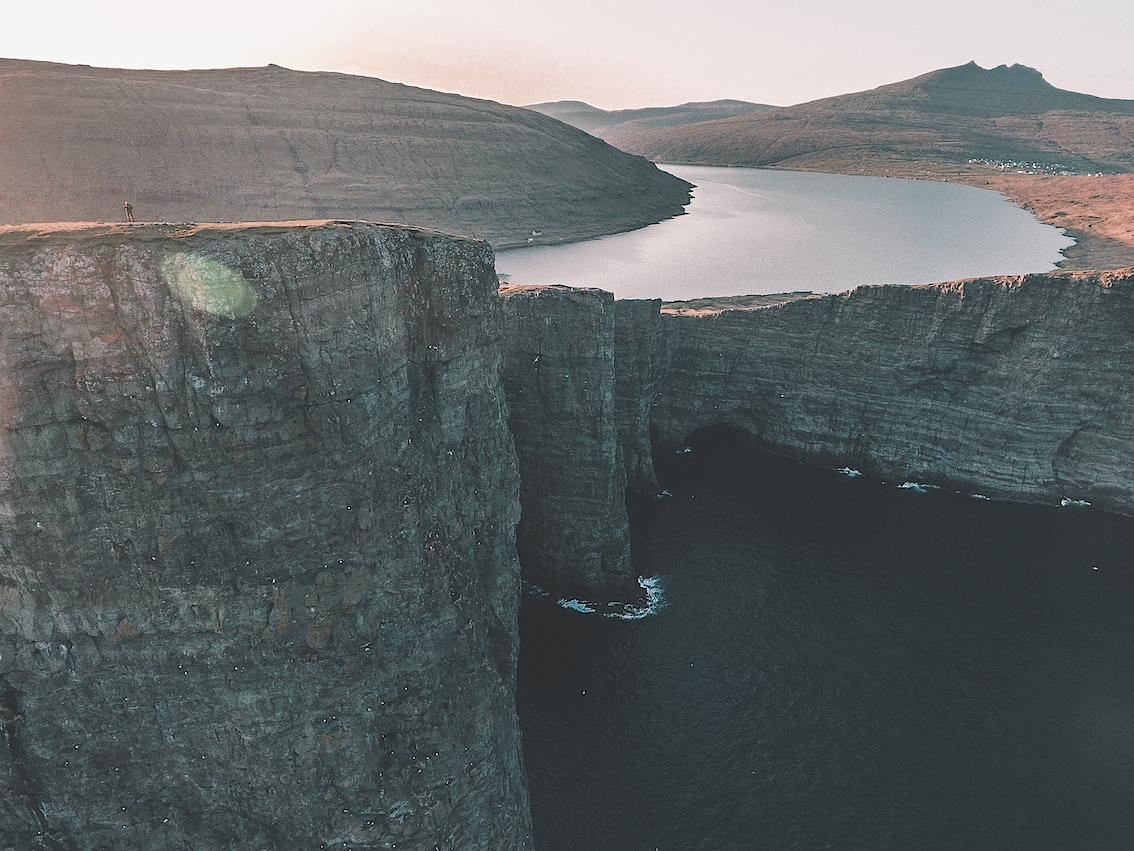 Leitisvatn - Sørvágsvatn, il lago con due nomi delle Faroe racconta (in un paesaggio meraviglioso) storie di troll e spiriti d’acqua (foto Visit Faroe Islands - Donna Irene Muccio - @thesunnytraveler Instagram)