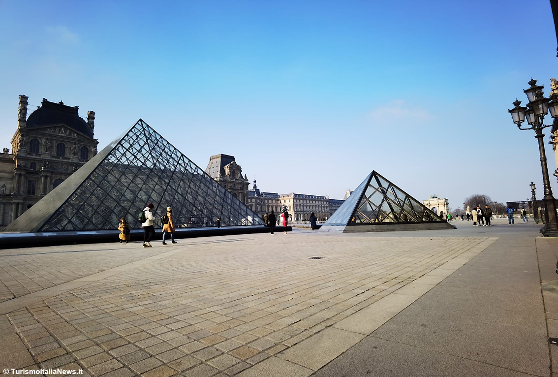 Viaggio da AlUla al Museo del Louvre: un’antica statua monumentale del Re Lihyanita “vola” a Parigi per parlare di un luogo straordinario