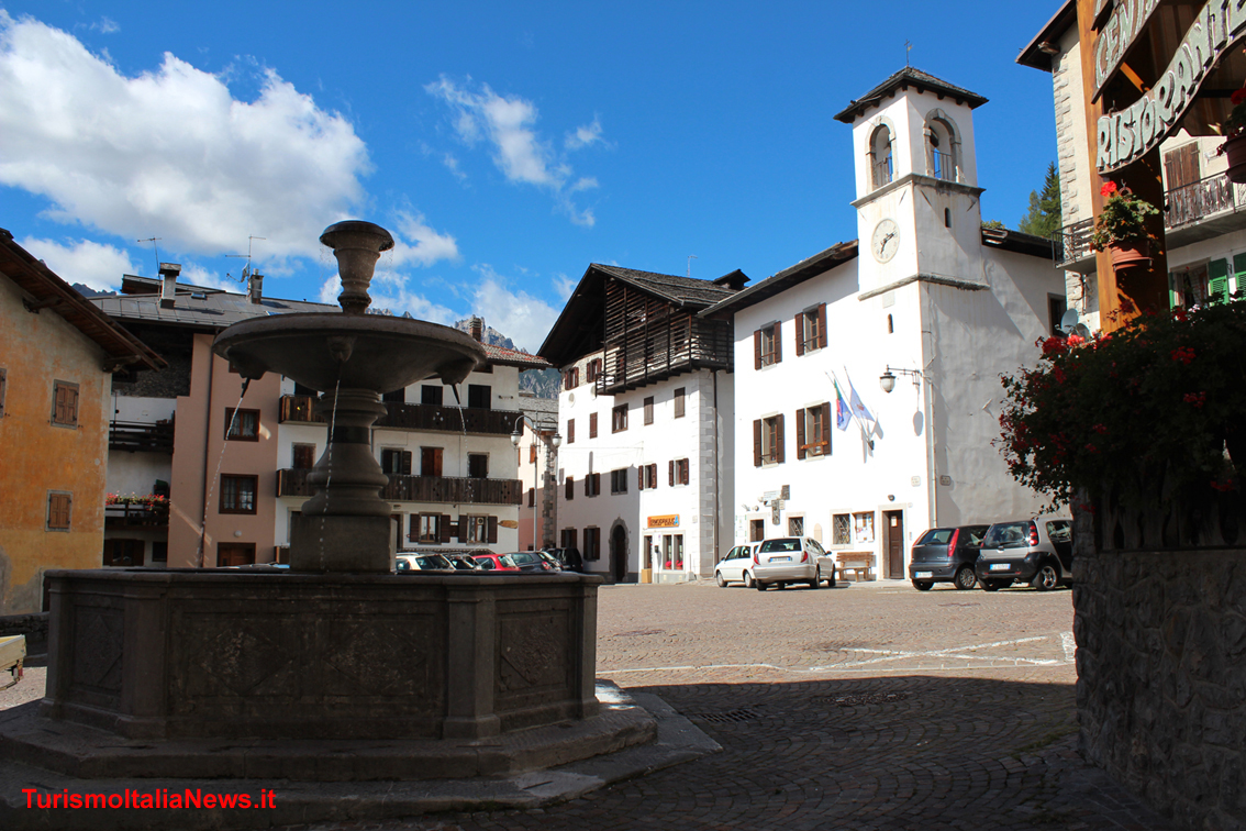 La piazza dell'antico palazzo comunale di Forni di Sopra