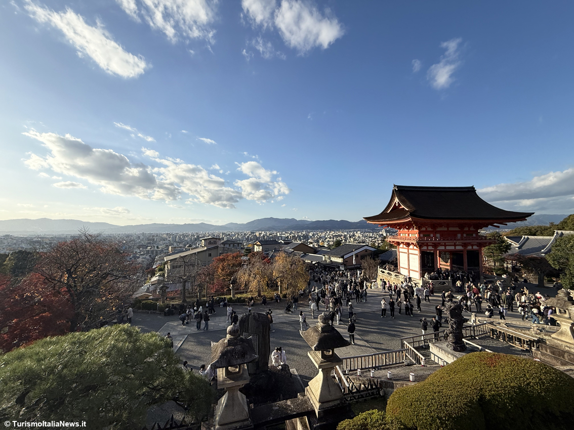 Kiyomizu-dera, il luogo dove la natura prega con te: l’incanto di Kyoto tra foliage, ciliegi in fiore e spiritualità