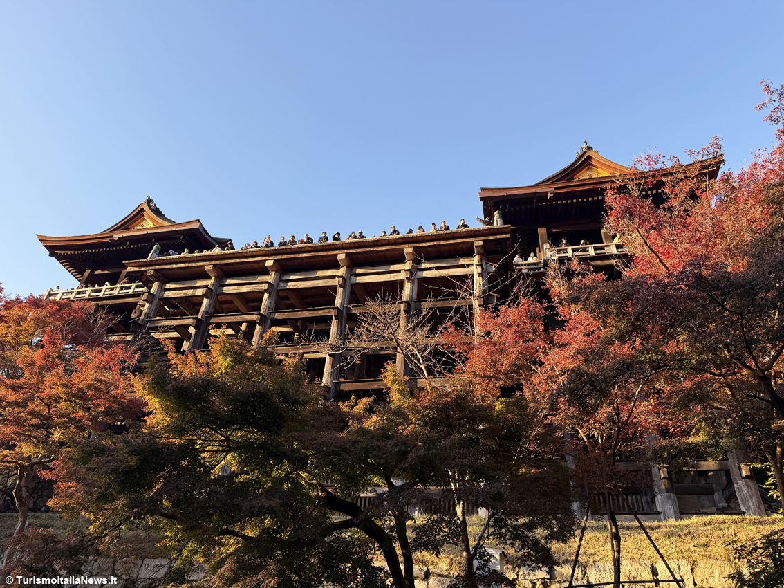 Kiyomizu-dera, il luogo dove la natura prega con te: l’incanto di Kyoto tra foliage, ciliegi in fiore e spiritualità
