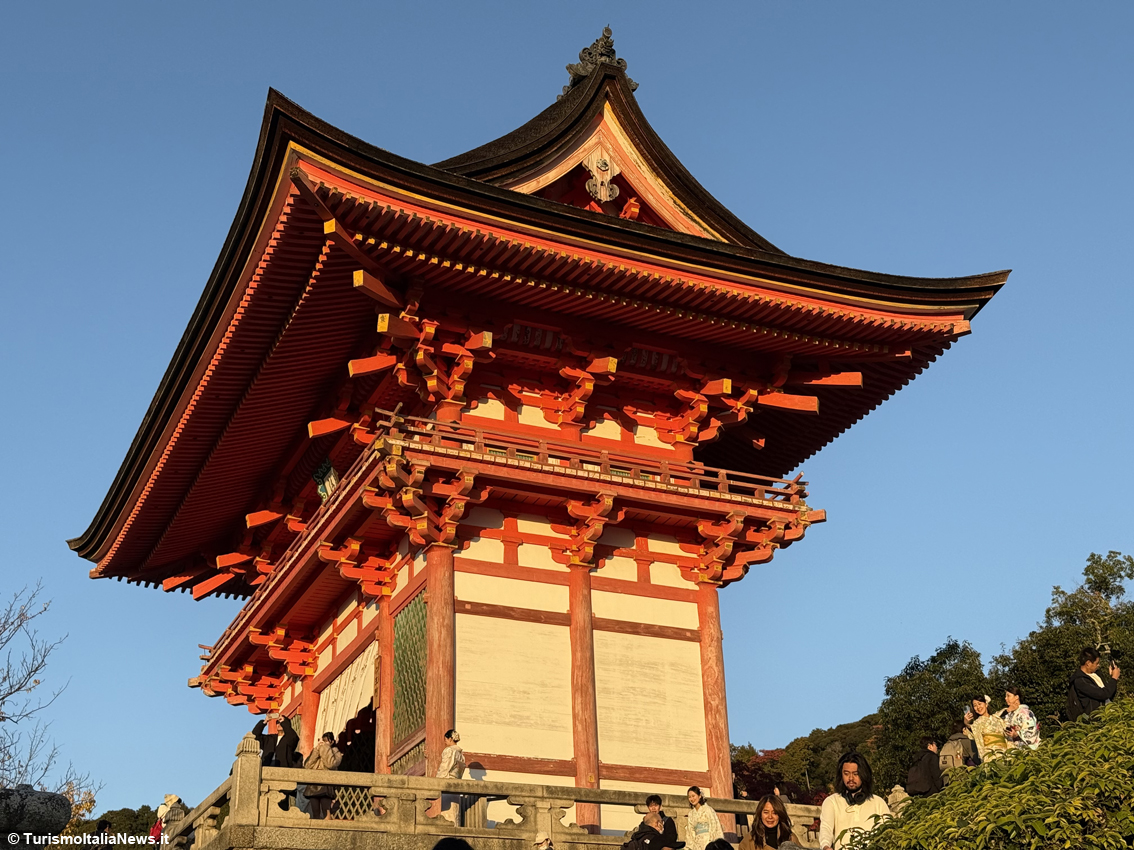 Kiyomizu-dera, il luogo dove la natura prega con te: l’incanto di Kyoto tra foliage, ciliegi in fiore e spiritualità