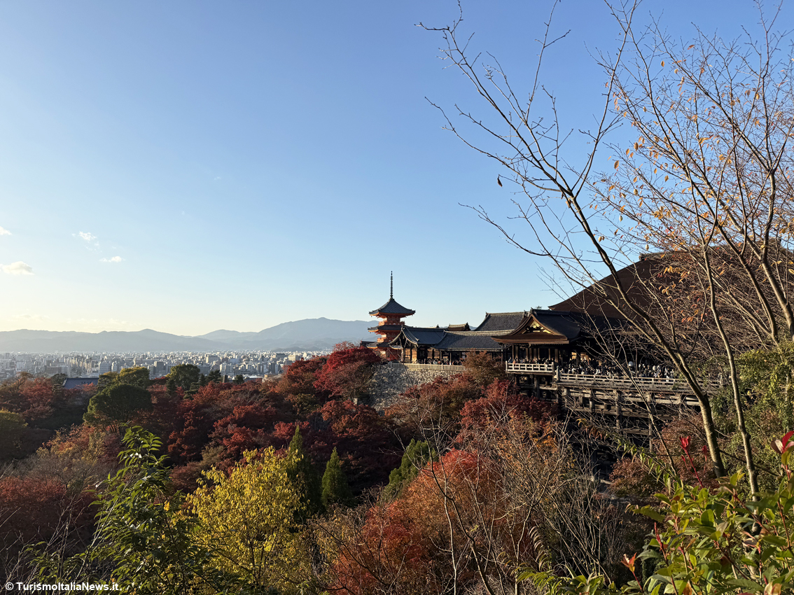 Kiyomizu-dera, il luogo dove la natura prega con te: l’incanto di Kyoto tra foliage, ciliegi in fiore e spiritualità