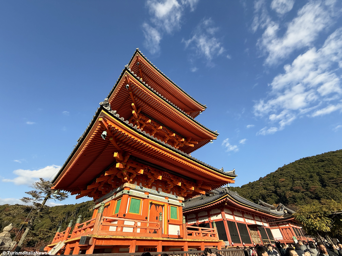 Kiyomizu-dera, il luogo dove la natura prega con te: l’incanto di Kyoto tra foliage, ciliegi in fiore e spiritualità