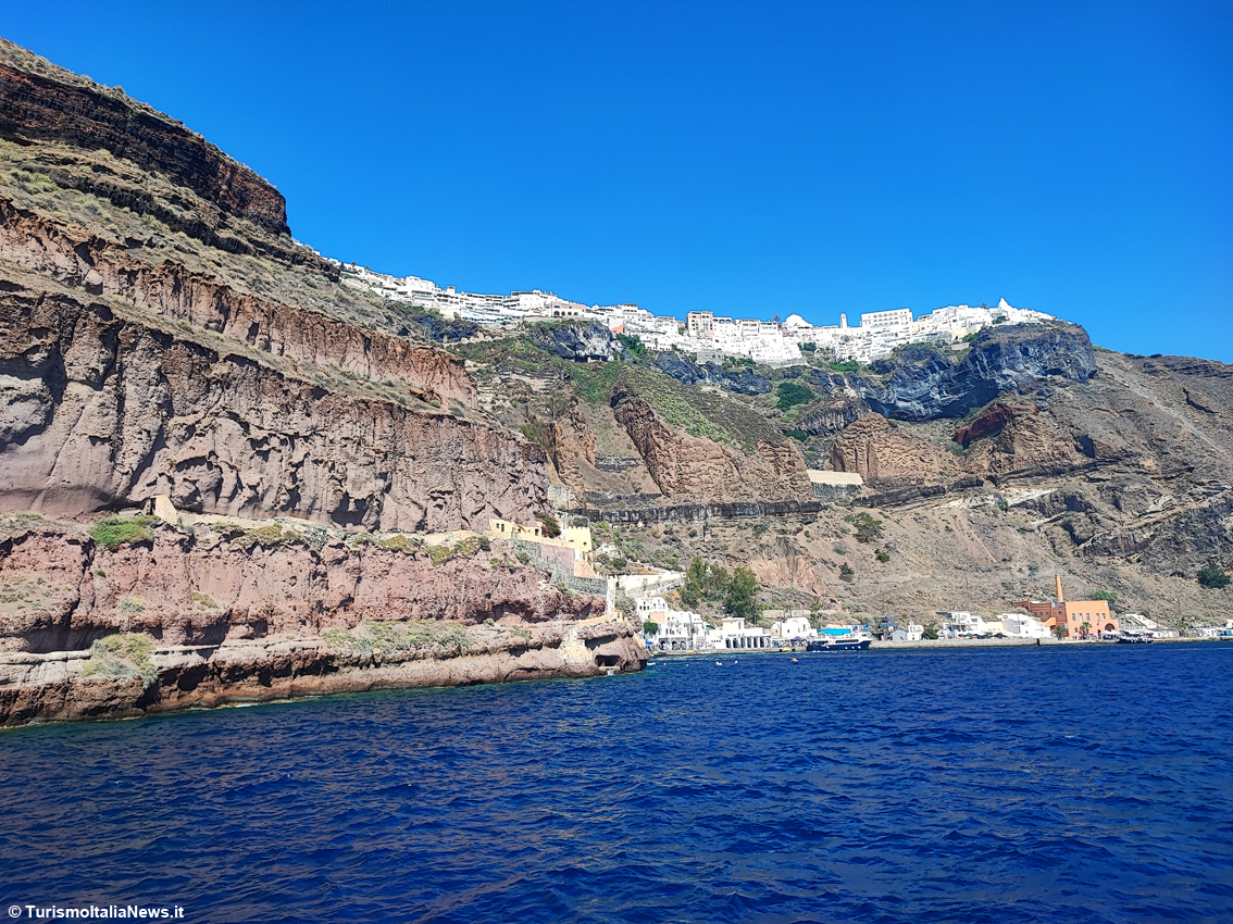 http://www.turismoitalianews.it/images/stories/grecia/Santorini01.jpg