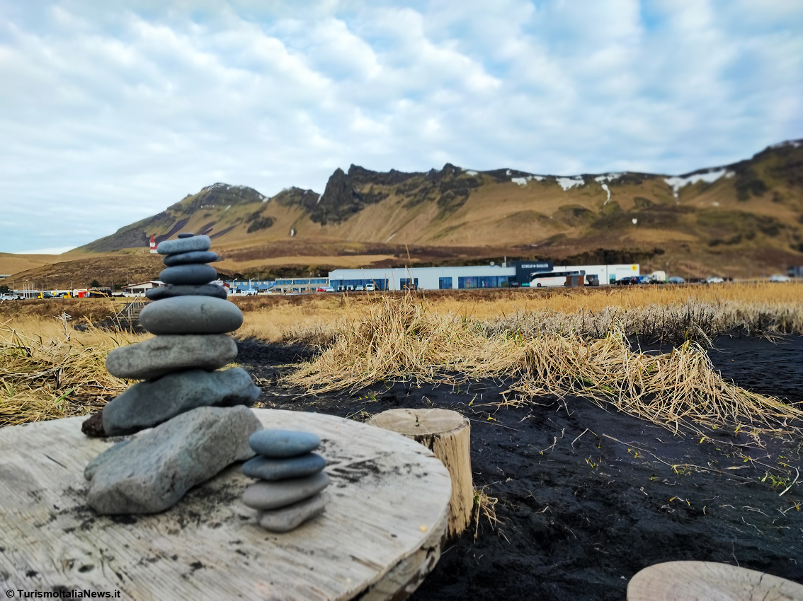 Reynisfjara, le leggende della spiaggia di sabbia nera: l’Islanda più affascinante davanti all’Oceano immenso