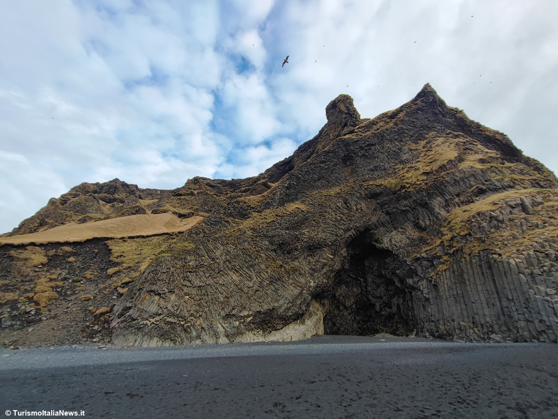 Reynisfjara, le leggende della spiaggia di sabbia nera: l’Islanda più affascinante davanti all’Oceano immenso