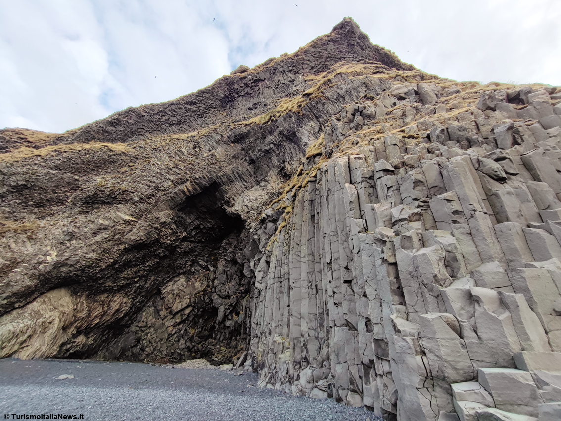 Reynisfjara, le leggende della spiaggia di sabbia nera: l’Islanda più affascinante davanti all’Oceano immenso