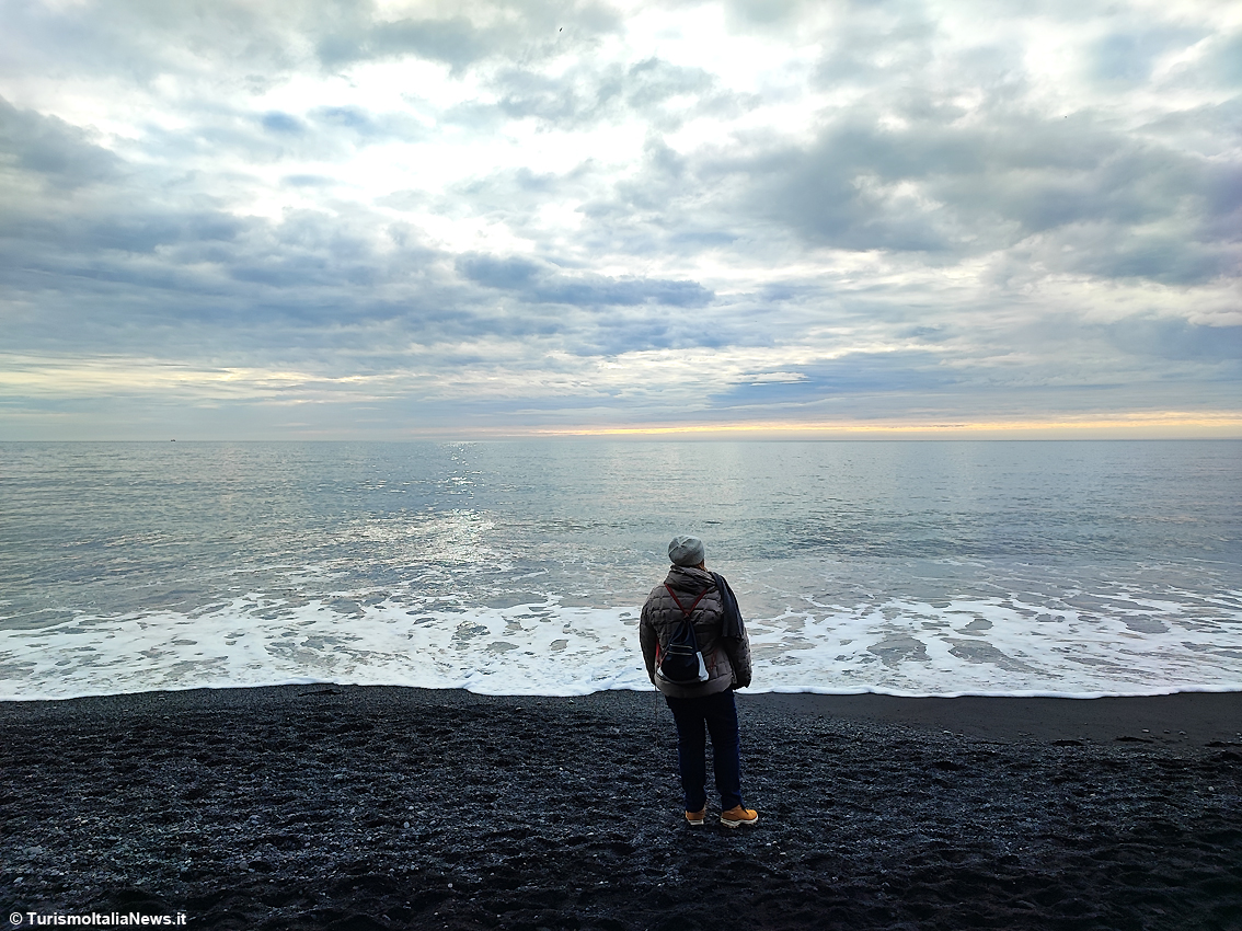 Reynisfjara, le leggende della spiaggia di sabbia nera: l’Islanda più affascinante davanti all’Oceano immenso