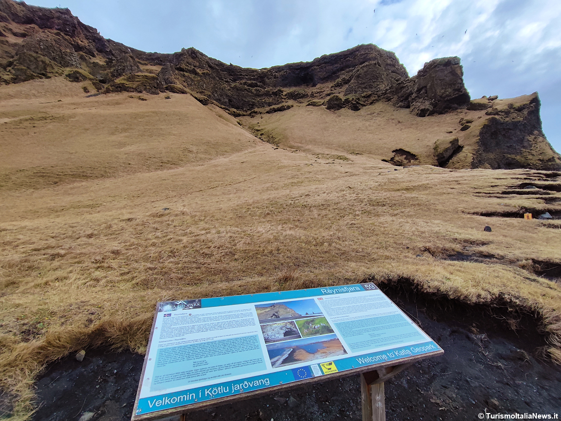 Reynisfjara, le leggende della spiaggia di sabbia nera: l’Islanda più affascinante davanti all’Oceano immenso