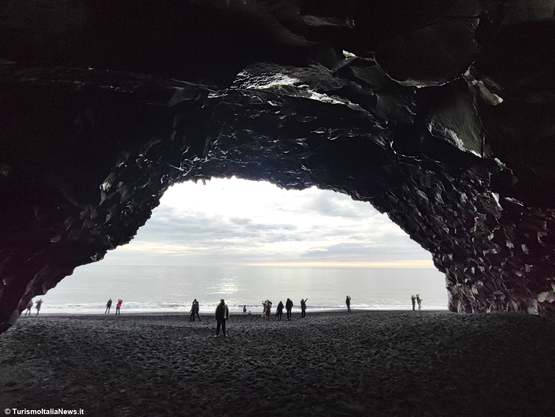 Reynisfjara, le leggende della spiaggia di sabbia nera: l’Islanda più affascinante davanti all’Oceano immenso
