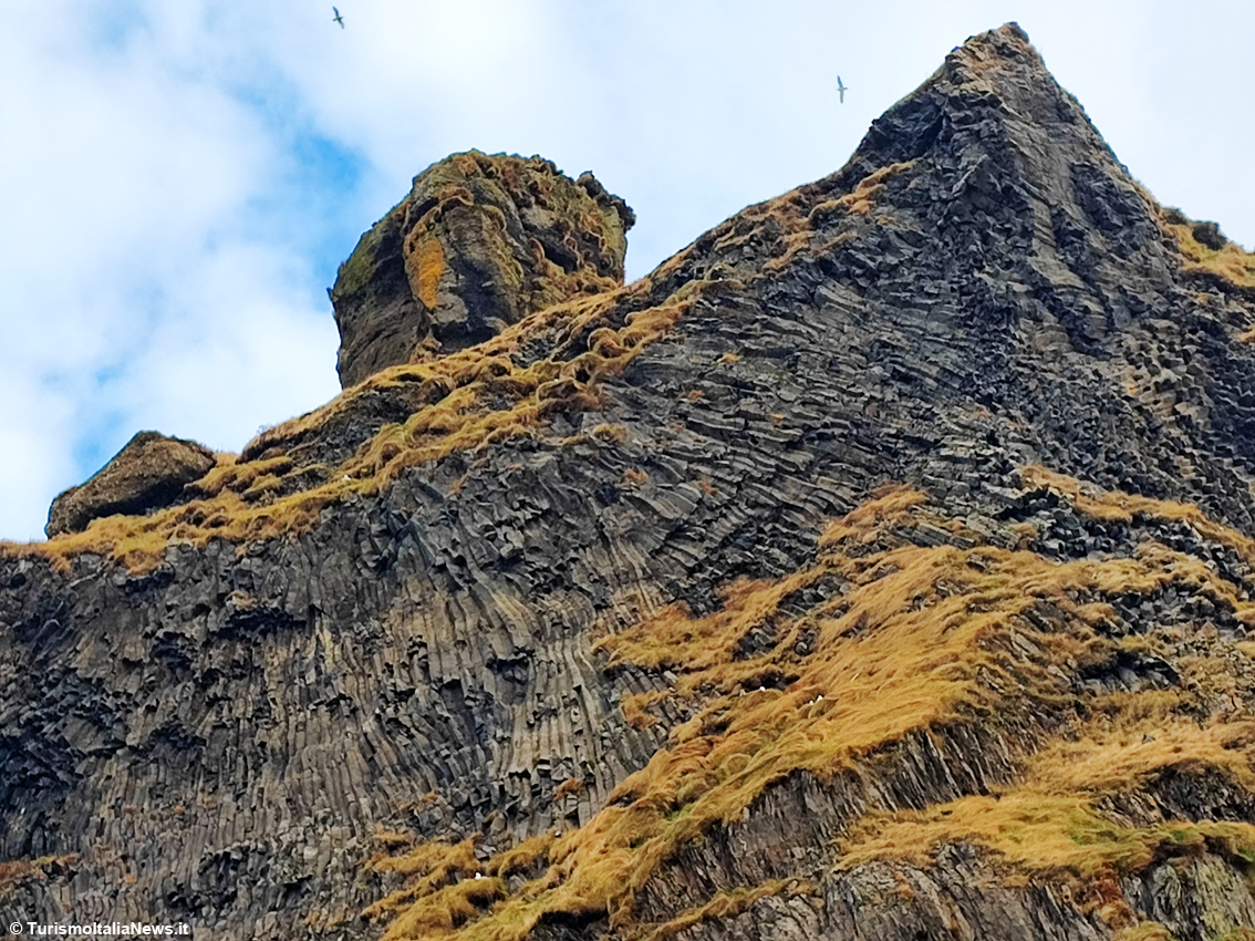 Reynisfjara, le leggende della spiaggia di sabbia nera: l’Islanda più affascinante davanti all’Oceano immenso