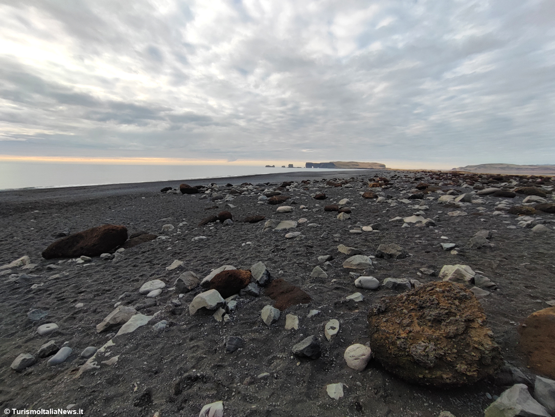 Reynisfjara, le leggende della spiaggia di sabbia nera: l’Islanda più affascinante davanti all’Oceano immenso