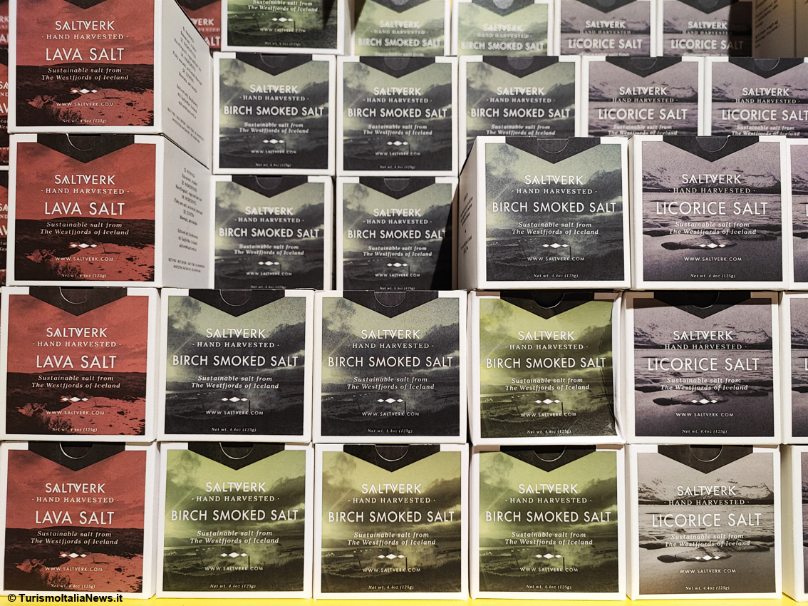 Reynisfjara, le leggende della spiaggia di sabbia nera: l’Islanda più affascinante davanti all’Oceano immenso