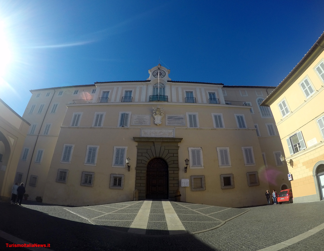 http://www.turismoitalianews.it/images/stories/lazio/CastelGandolfo1RM.jpg