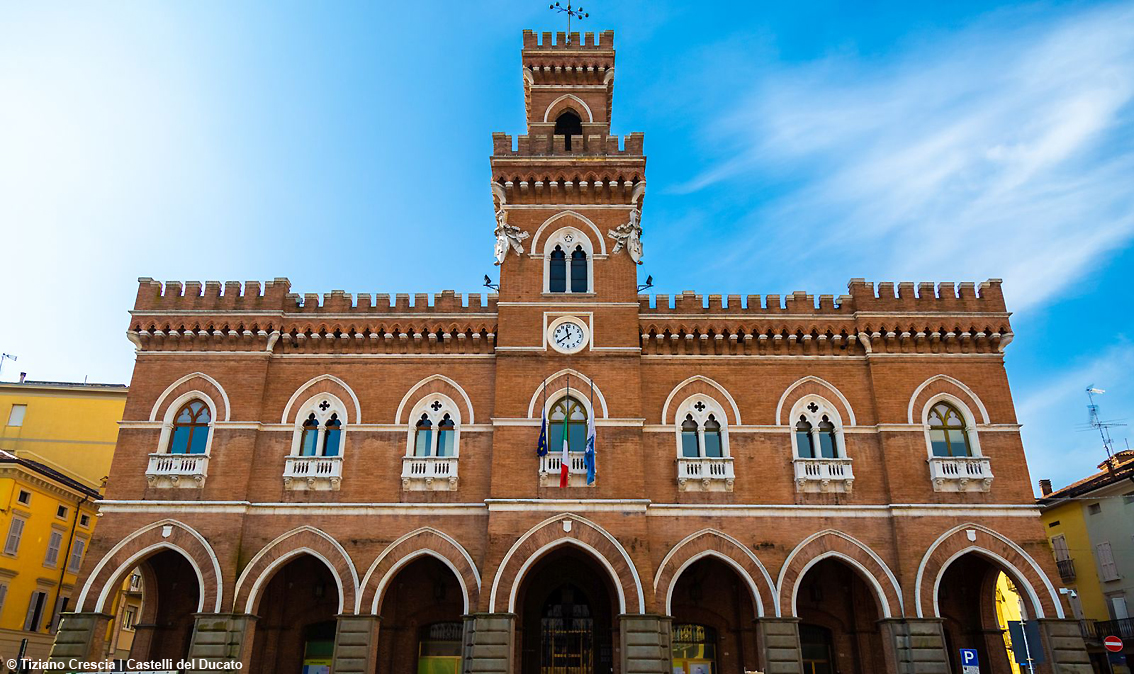 images/stories/lombardia/Casalmaggiore_PiazzaGaribaldi_PalazzoComunale01.jpg