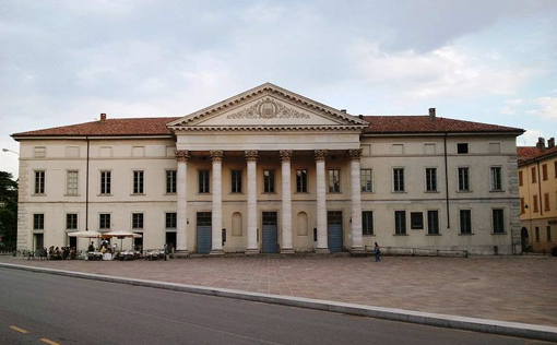 Sempre in tema di teatri, c’è un altro anniversario importante che riguarda il Teatro Sociale di Como, inaugurato il 28 agosto 1813