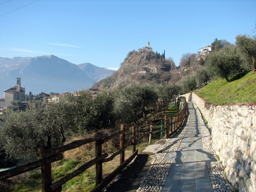 Dopo Zone si incontra Marone, dove si può salire all’eremo di San Pietro in vinculis