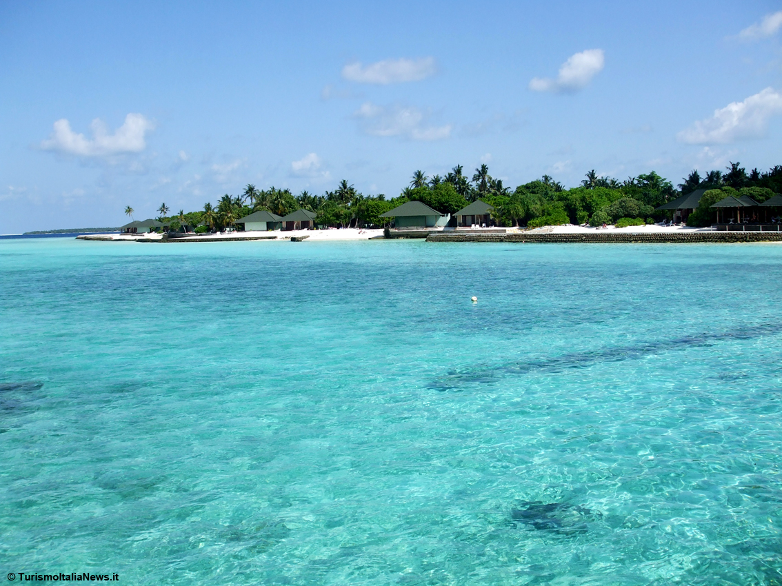 Italiani in vacanza alle Maldive nonostante le restrizioni sui viaggi: Astoi chiede al governo controlli sulle vacanze extra Ue