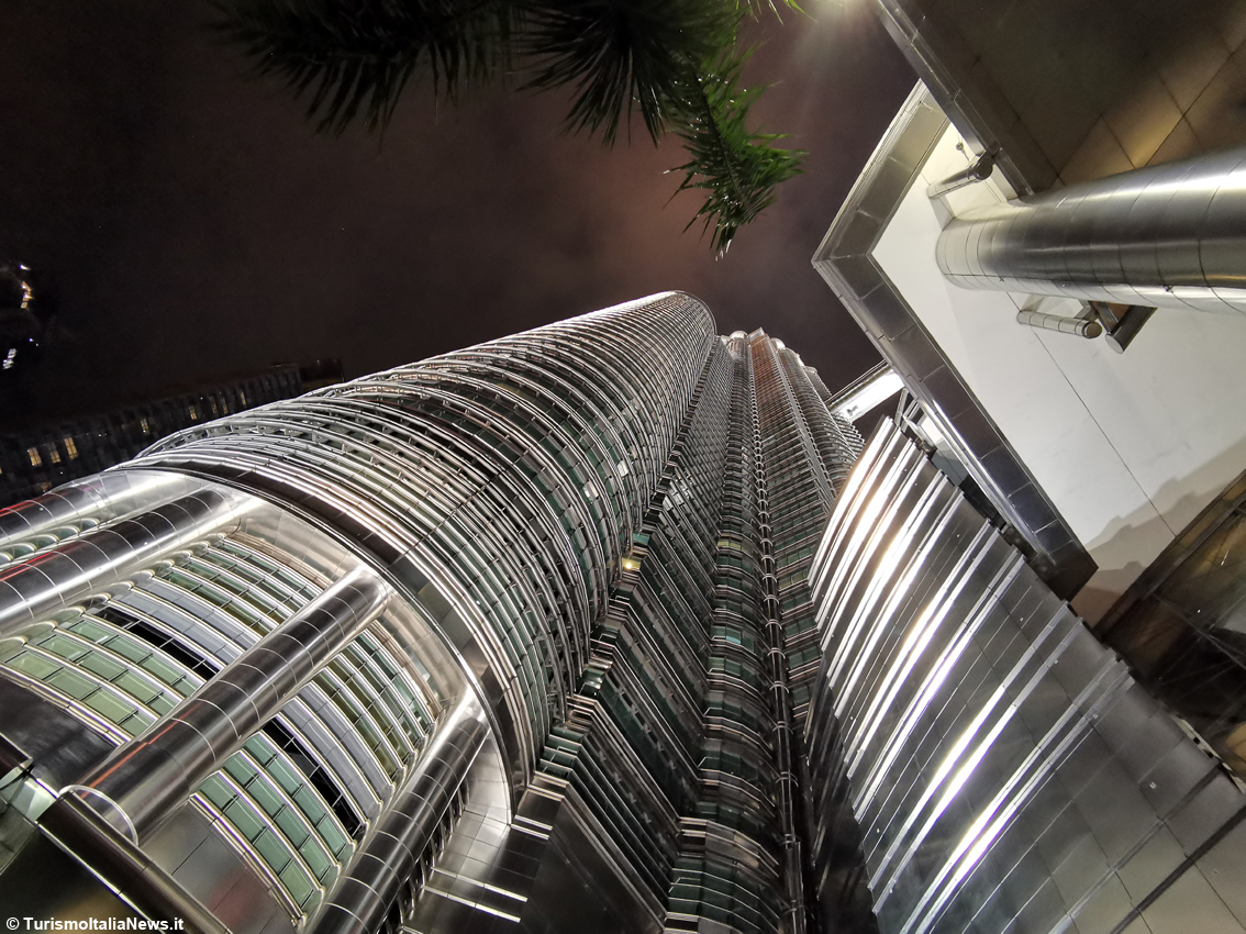 Malesia, Petronas Twin Towers: a Kuala Lumpur adrenalinica passeggiata nel vuoto con lo skybridge d’acciaio e vetro
