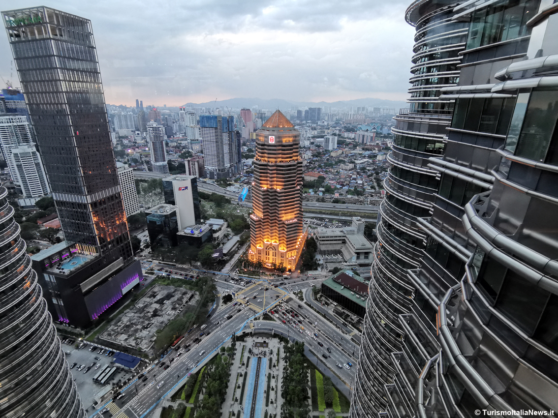 Malesia, Petronas Twin Towers: a Kuala Lumpur adrenalinica passeggiata nel vuoto con lo skybridge d’acciaio e vetro