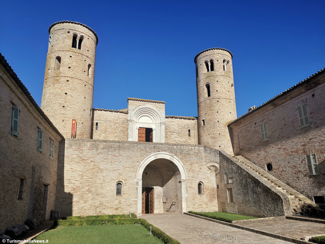 Marche, fra Carlo Magno e Ottone III: i misteri e le bellezze dell’antica Abbazia di San Claudio, nella campagna di Corridonia