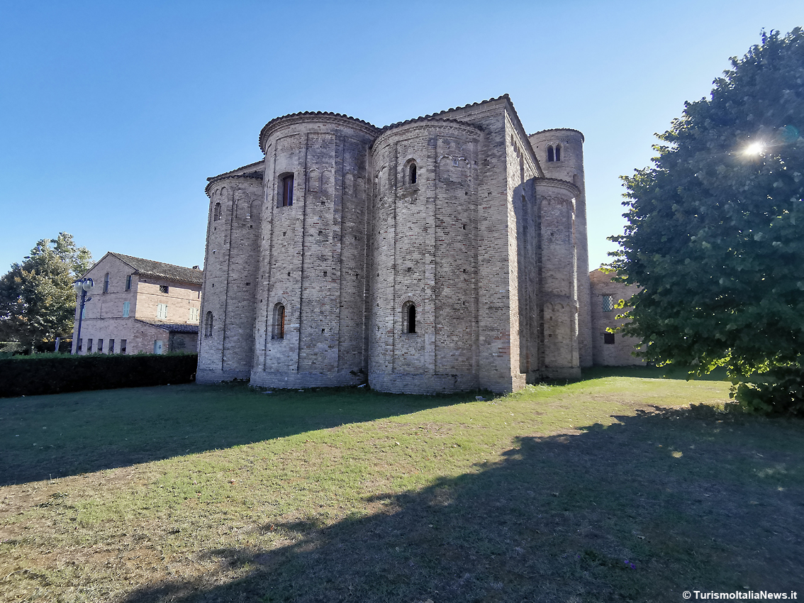 Marche, fra Carlo Magno e Ottone III: i misteri e le bellezze dell’antica Abbazia di San Claudio, nella campagna di Corridonia