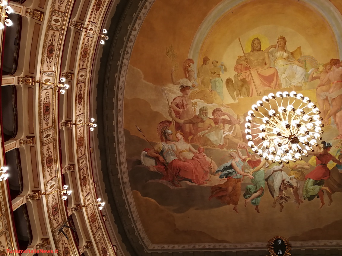http://www.turismoitalianews.it/images/stories/marche/Fermo_TeatroDellAquila02.jpg