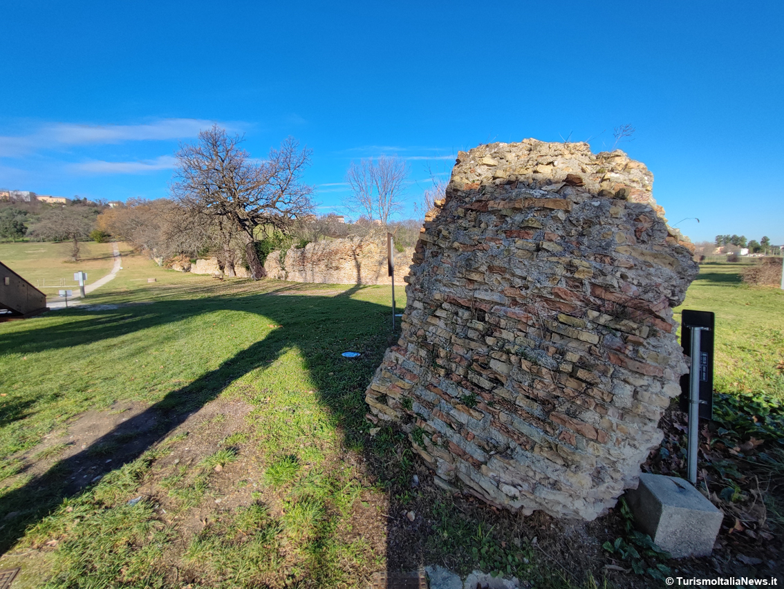 Urbs Salvia, l’antica città romana si mette in mostra lungo la Salaria Gallica insieme al borgo che è la sua continuità storica: Urbisaglia