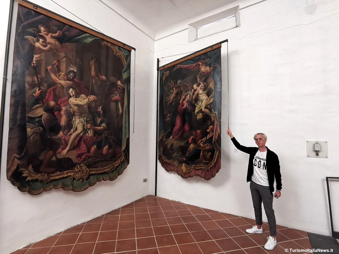 I magnifici cinque stendardi processionali double-face recentemente restaurati e considerati tra le migliori realizzazioni pittoriche dell’anconetano Nicola Bertucci