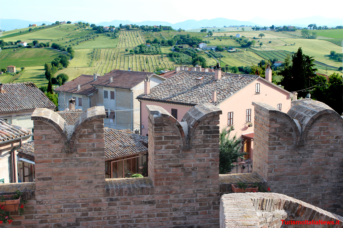 Marche: tra le mura di Corinaldo, il paese della Piaggia, straordinaria scalinata di 109 gradini