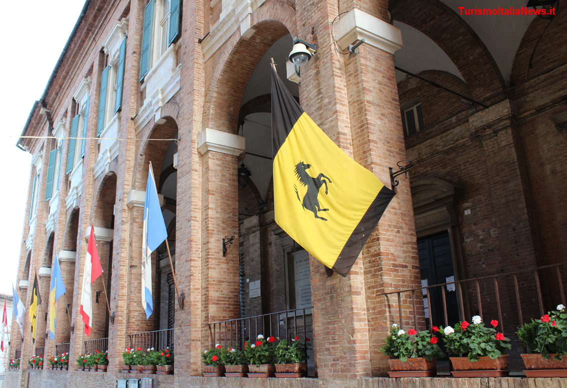 Marche: tra le mura di Corinaldo, il paese della Piaggia, straordinaria scalinata di 109 gradini